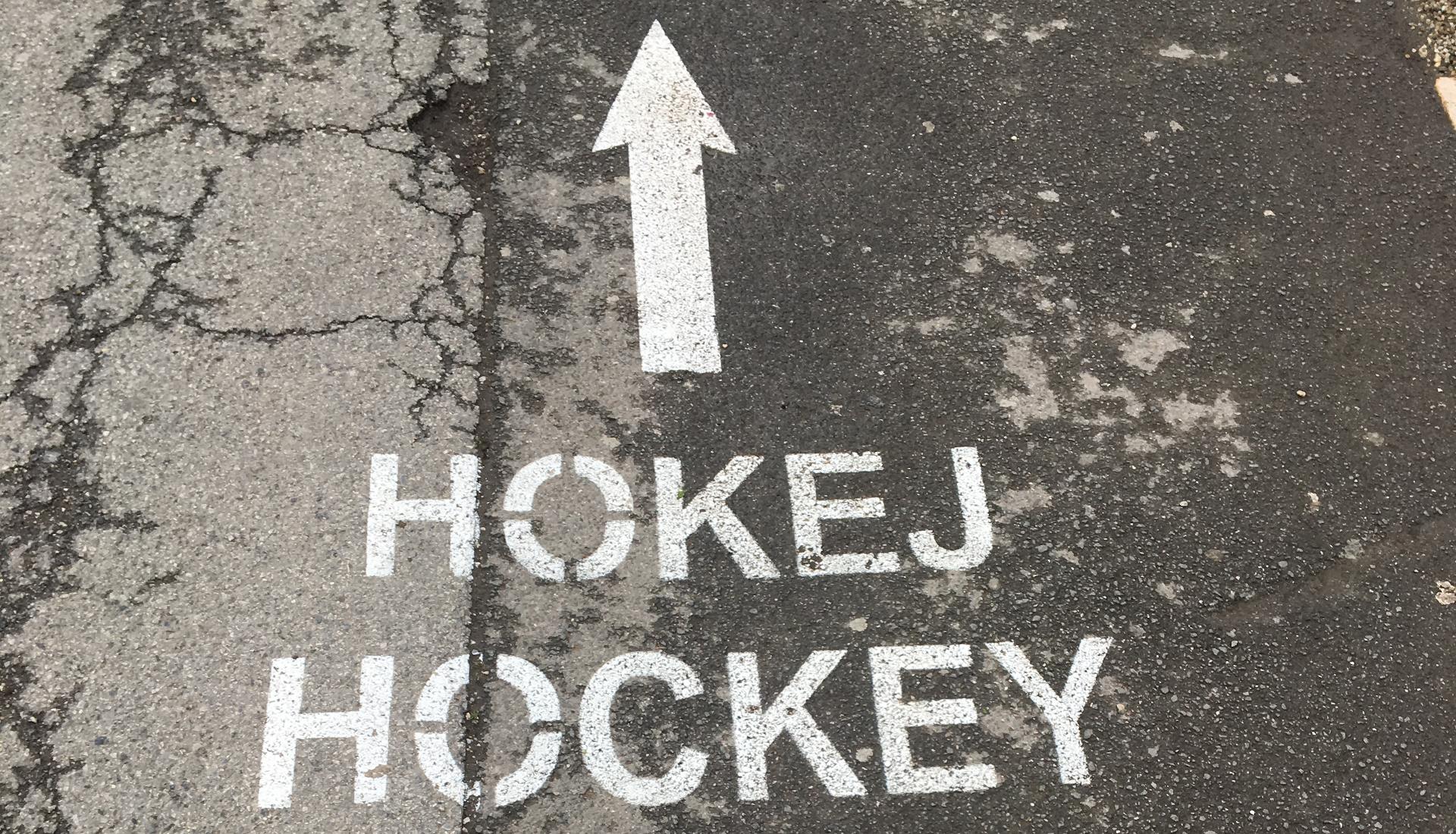 Directional arrow on ground pointing to hokej / hockey (Credit: Nicholas Moon)